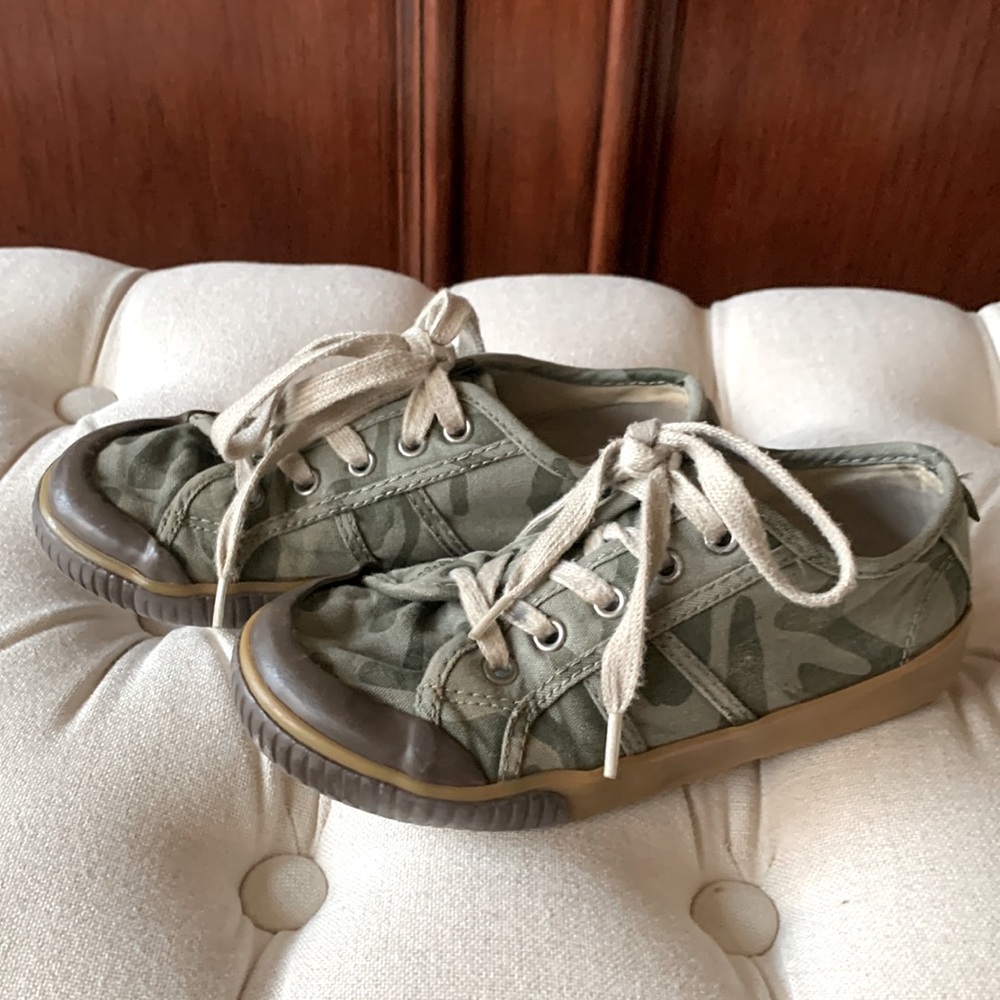 GAP toddler camo sneaker